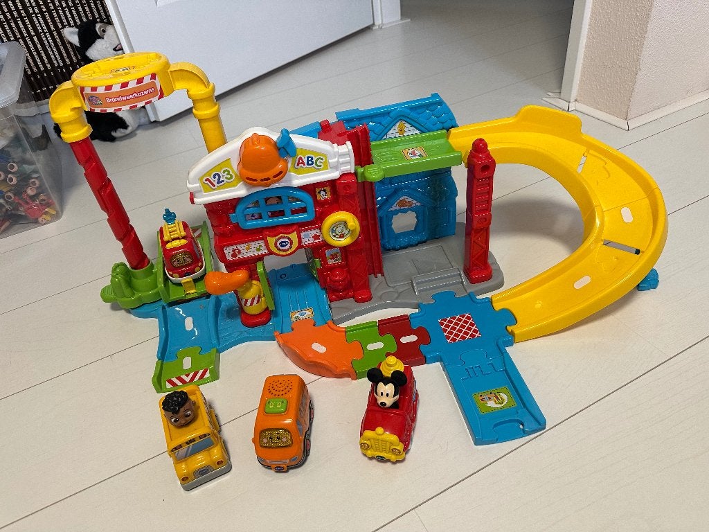 Vtech brandweerkazerne met 4 toet toet auto’s, Ophalen, Gebruikt, 2 tot 4 jaar