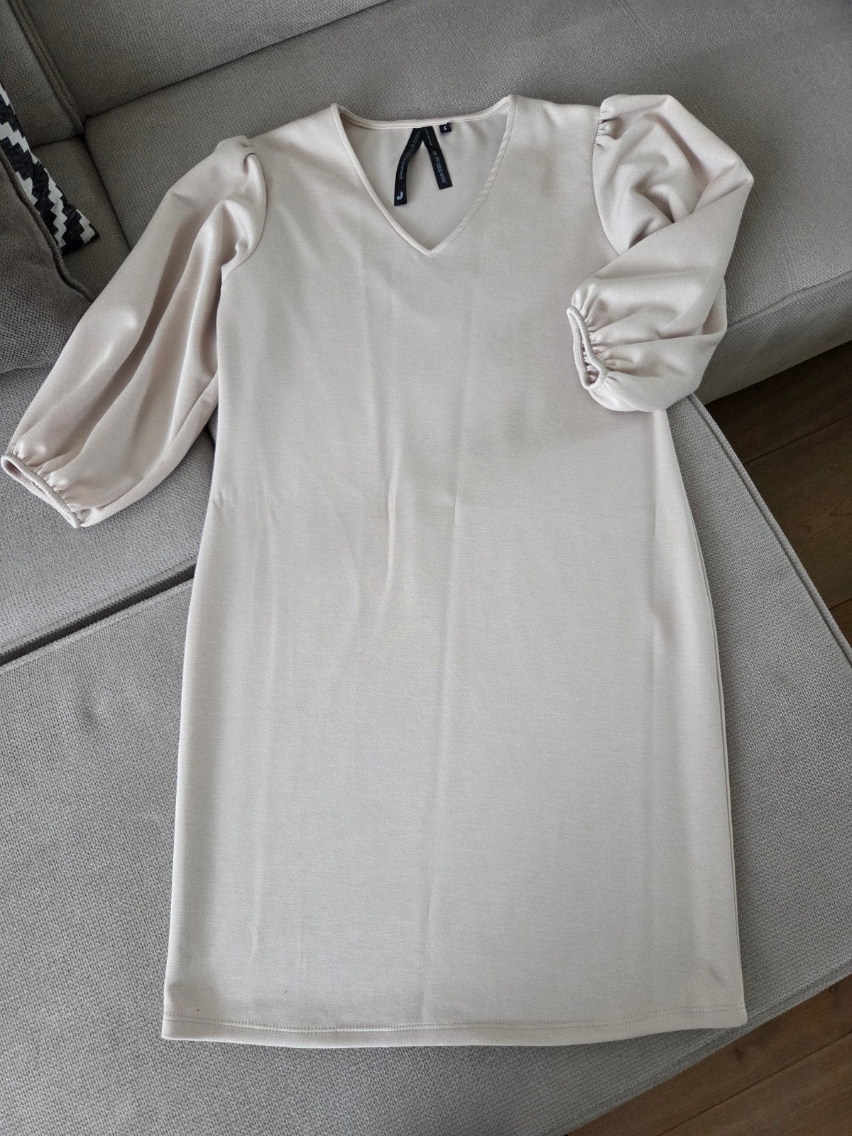 Jogjurkje maat S zandkleur met 3 kwart pofmouwtje nieuw., Kleding | Dames, Jurken, Beige, Nieuw, Ophalen of Verzenden, Maat 36 (S)