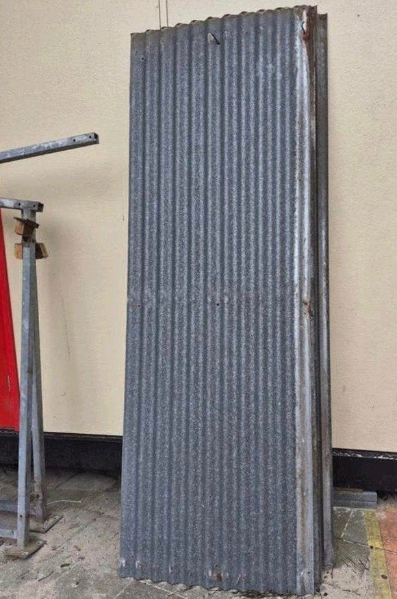 Fietsenhok van dakplaten (13 st) en hardhouten achterwanden, Gebruikt, 15 m² of meer, Metaal, Ophalen