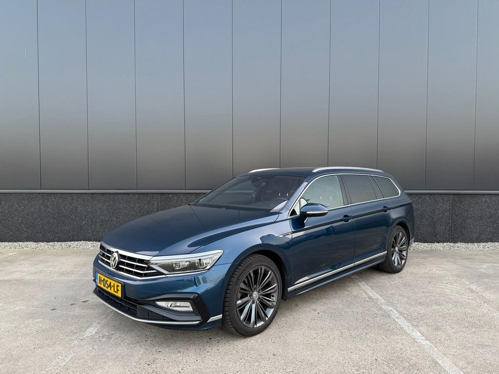 Volkswagen Passat R-Line 1.5 TSI 150pk DSG 2020 Panorama dak, Auto's, 730 kg, 1498 cc, 4 cilinders, Blauw