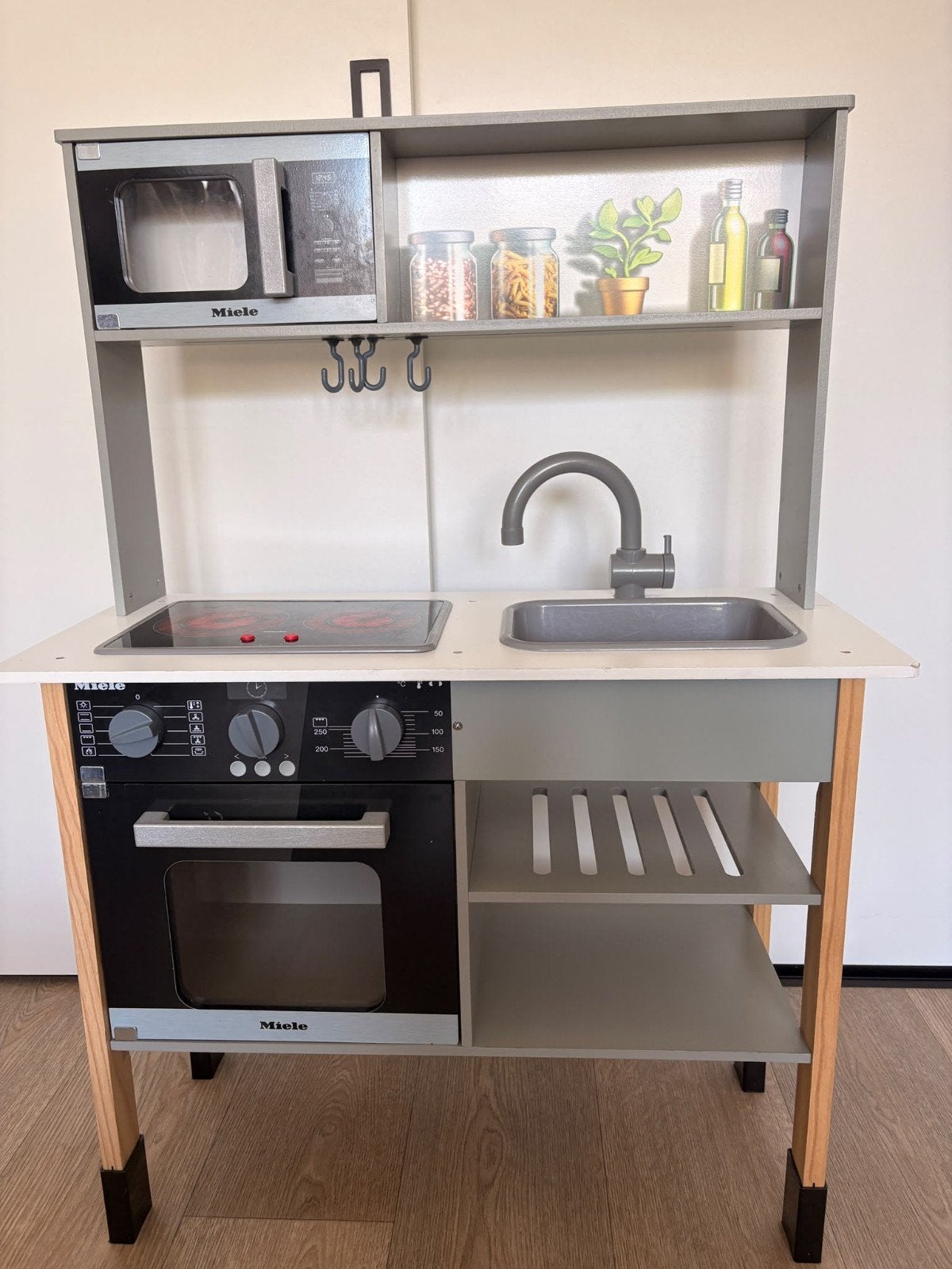 Klein toys - Miele speelkeuken met accessoires, Kinderen en Baby's, Ophalen, Gebruikt, Meubelstuk of Keukentje