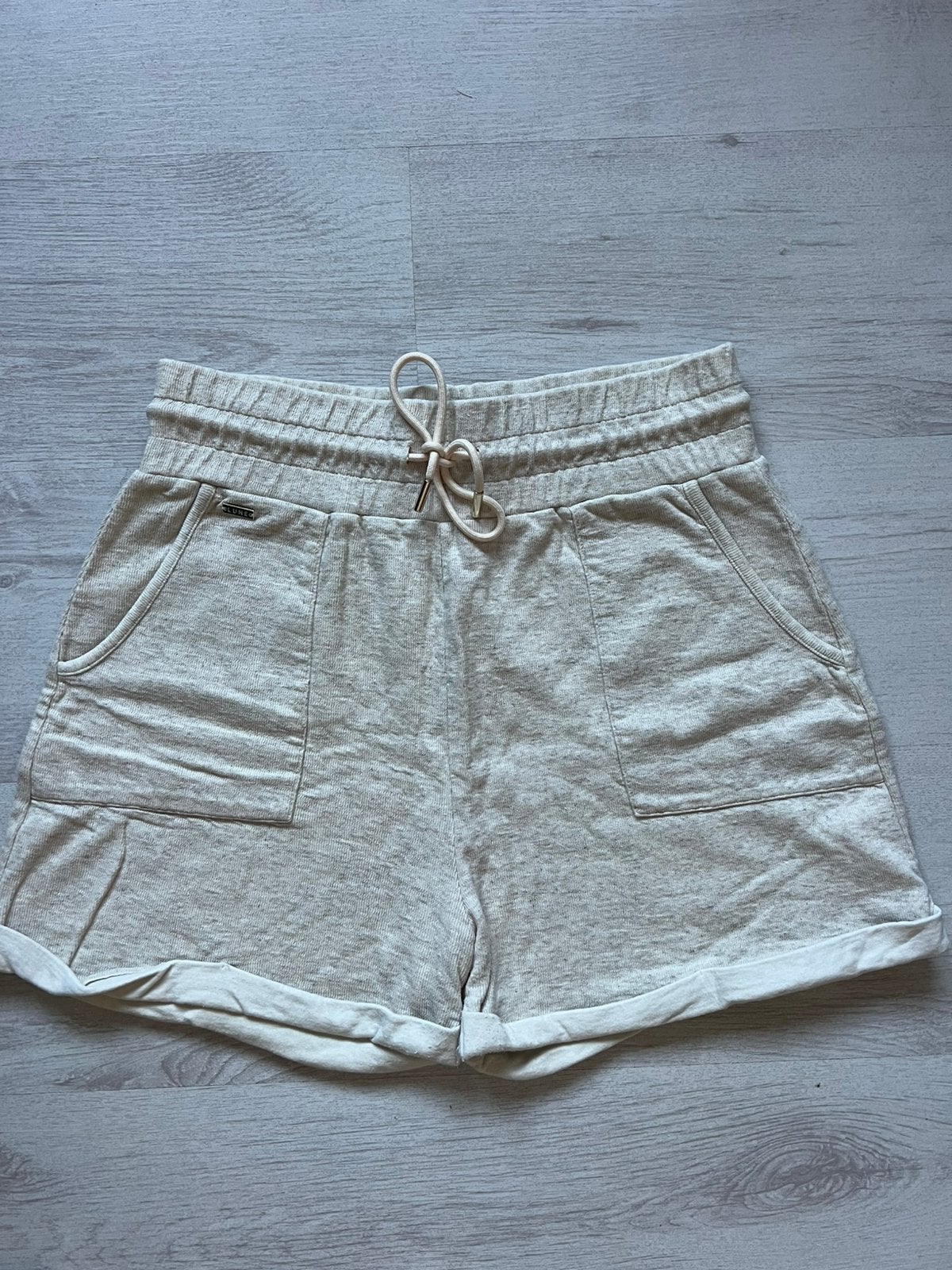 Beige sweatshort van Luna Active naat M., Kleding | Dames, Maat 38/40 (M), Kort, Beige, Ophalen of Verzenden