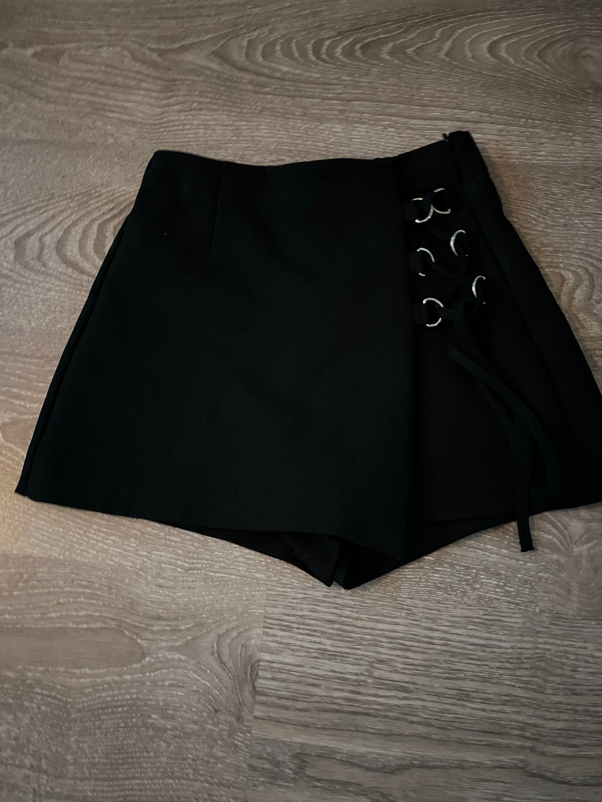 Bershka zwarte skort met veterdetail - Maat XS, Kleding | Dames, Zwart, Ophalen of Verzenden, Zo goed als nieuw, Maat 34 (XS) of kleiner