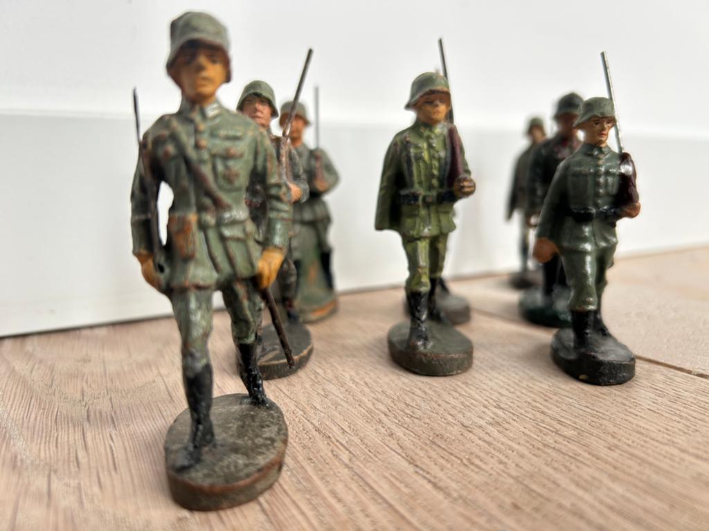 8 Marcherende duitse soldaatjes WW2 Wehrmacht Elastolin, Ophalen of Verzenden, Gebruikt
