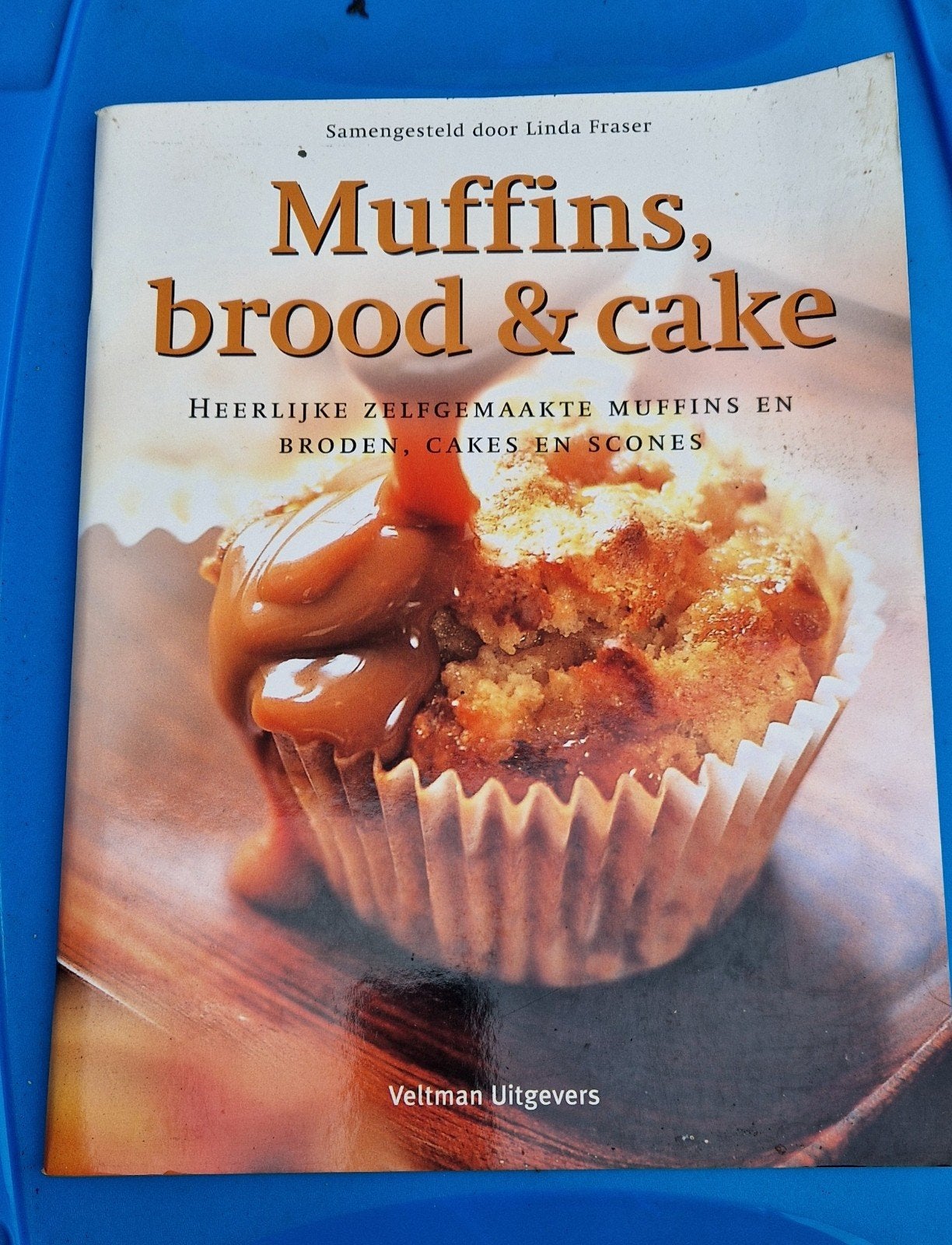 Boek Muffins, Brood & Cake - Linda Fraser, Ophalen of Verzenden, Gelezen, Nederland en België, Taart, Gebak en Desserts