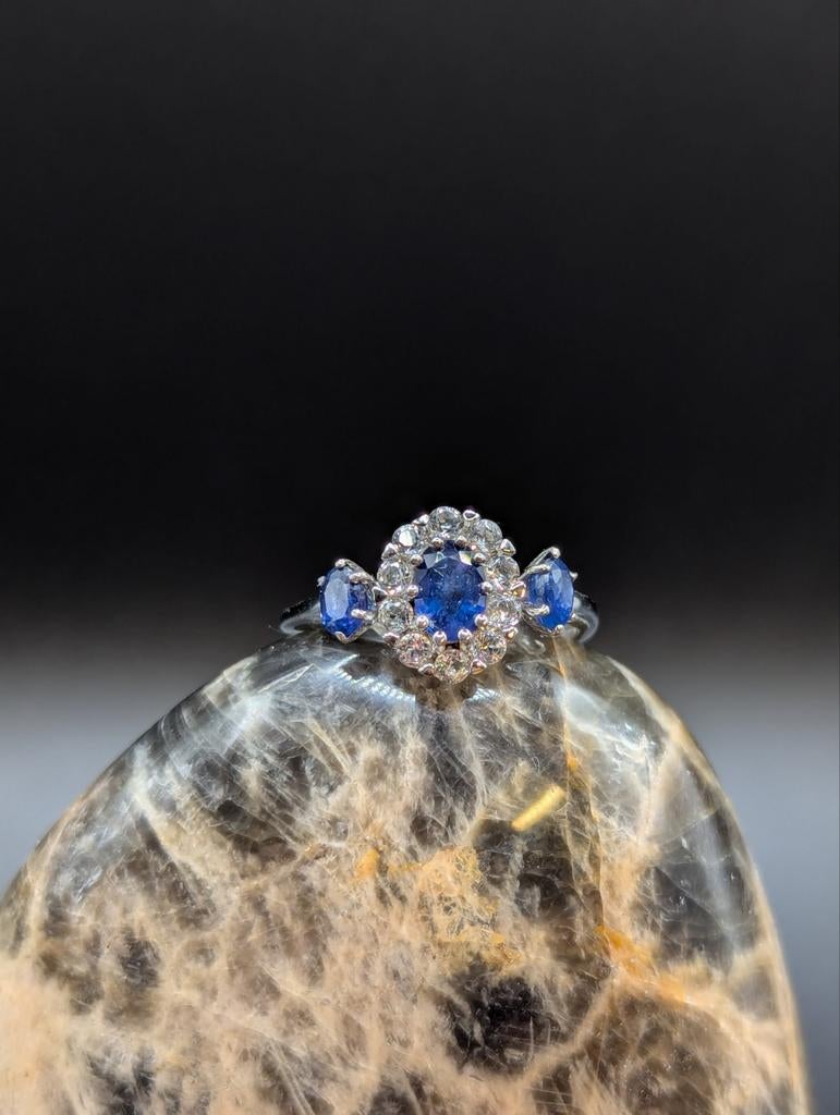 Jade Jewels 18k Witgoud-vergulde Zilveren Ring met Saffier, Blauw, Nieuw, Ophalen of Verzenden, 17 tot 18