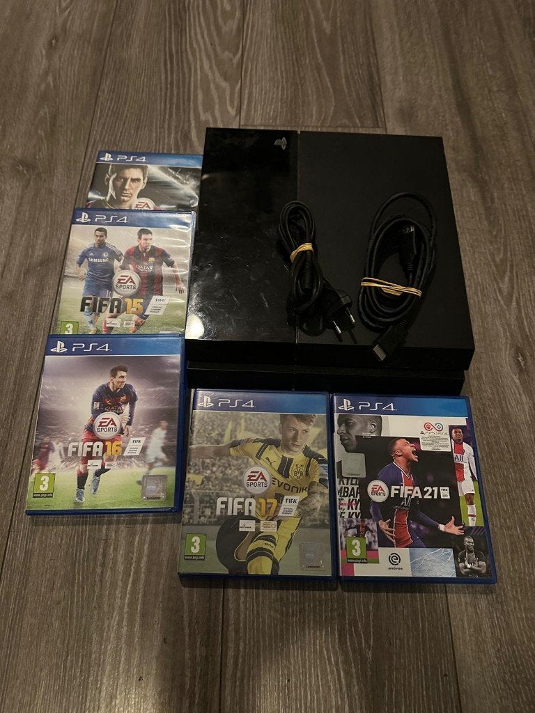 Aangeboden Defecte Ps4 Slim plus 5 Fifa games !!, Ophalen, Online, Gebruikt, 2 spelers
