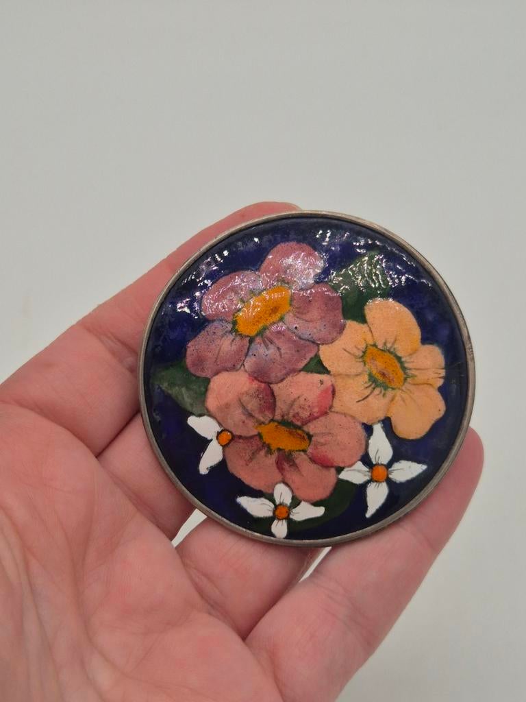 Oude zilveren broche met emaille en bloemen, Sieraden, Tassen en Uiterlijk, Broches, Ophalen of Verzenden, Gebruikt, Zilver, Zilver