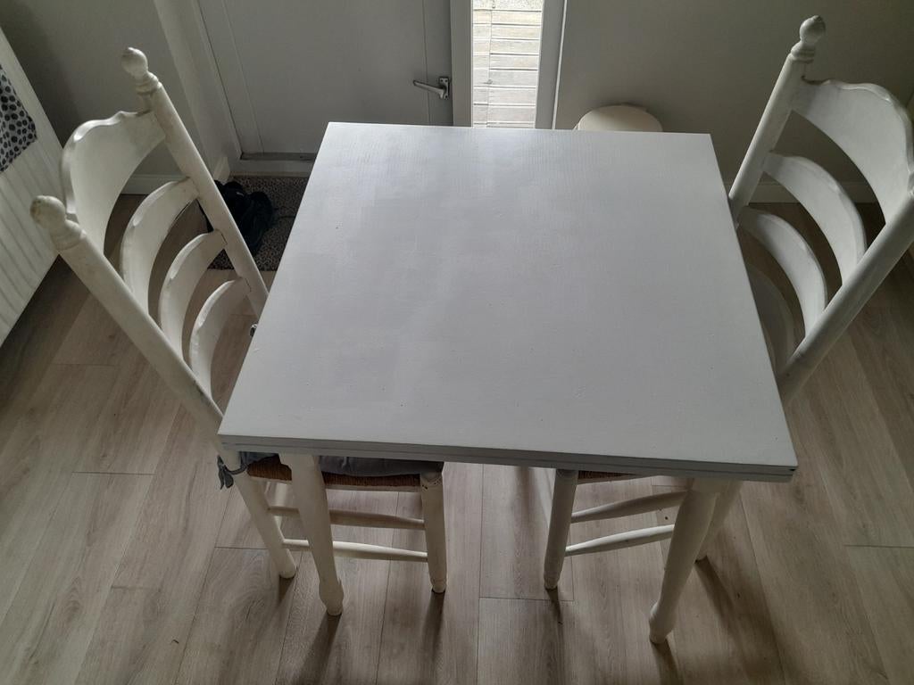 Eiken tafeltje en twee eiken stoelen wit geschilderd 80x80 c, Huis en Inrichting, Tafels | Eettafels, Gebruikt, 50 tot 100 cm