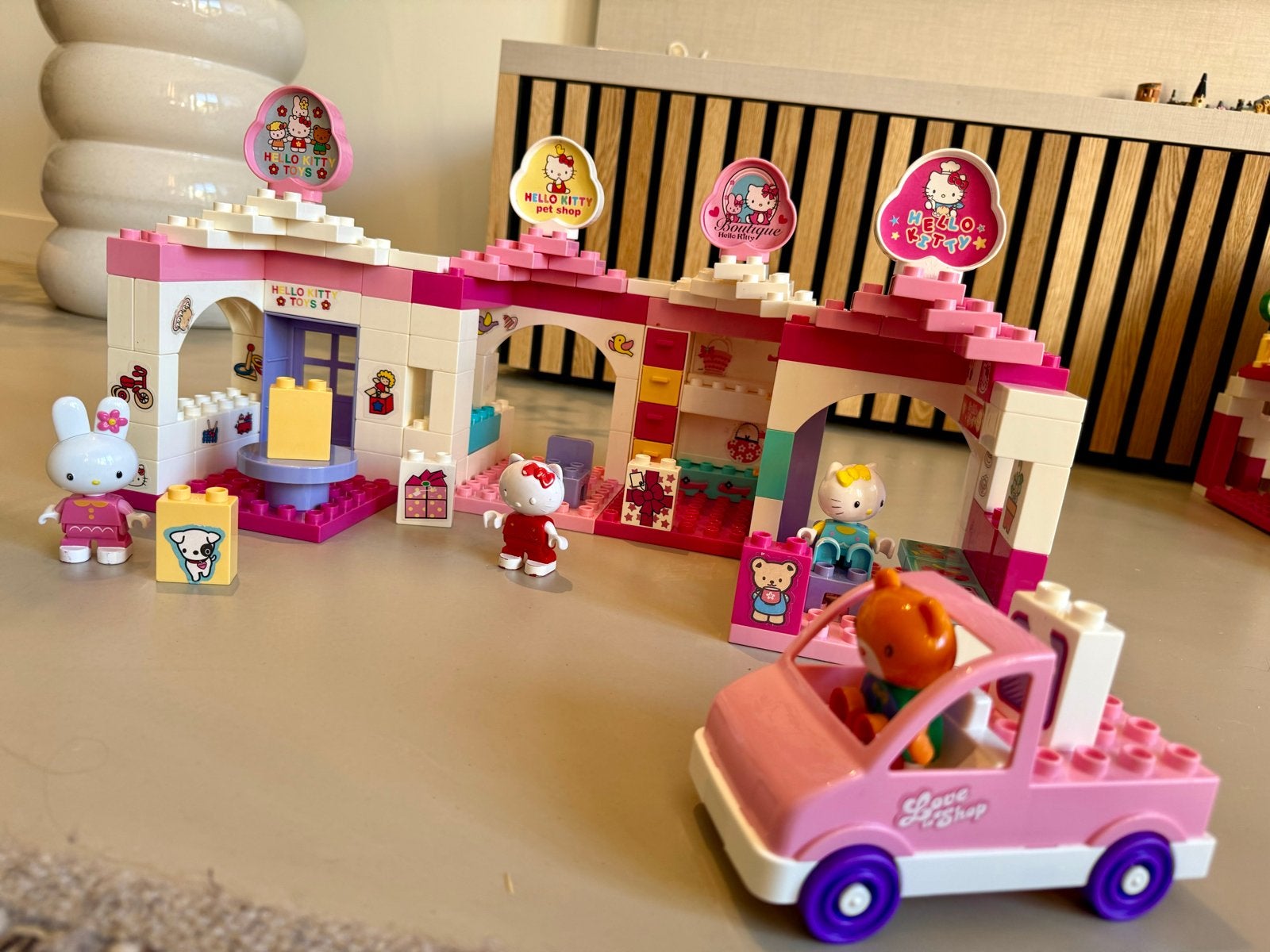 DUPLO Hello Kitty Winkel - Complete Set met Auto en Figuren, Gebruikt, Overige thema's, Ophalen of Verzenden, Compleet