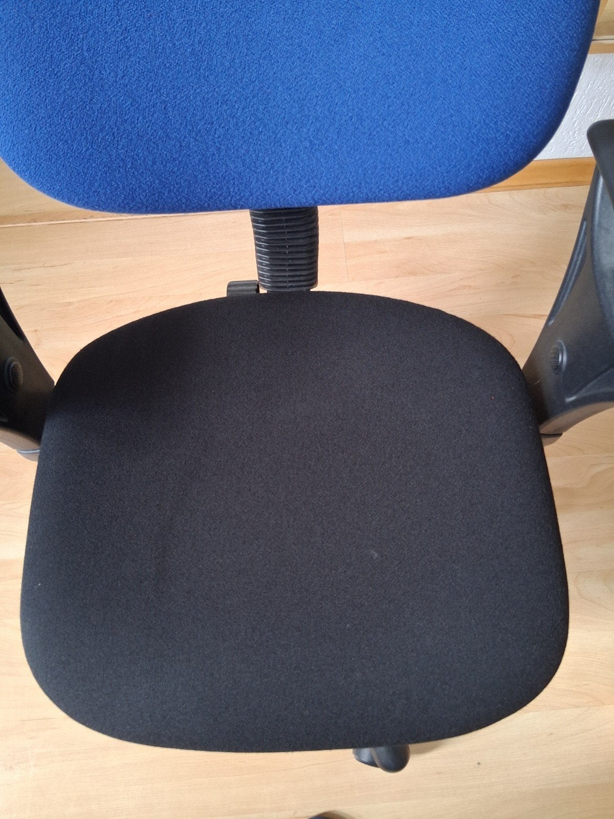 Foto 2 van Bureaustoel blauw/zwart - Comfortabel en verstelbaar