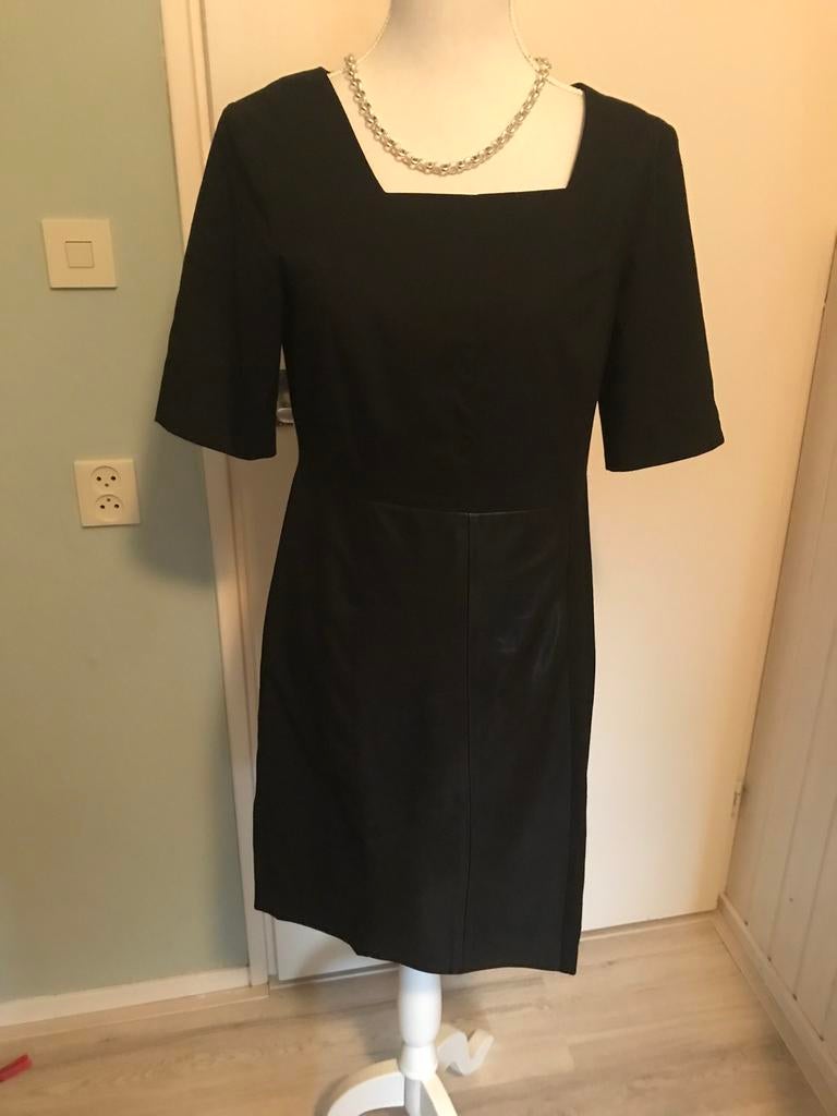 Zwarte jurk van Vanilia maat 40, Kleding | Dames, Jurken, Zo goed als nieuw, Maat 38/40 (M), Blauw, Knielengte, Verzenden
