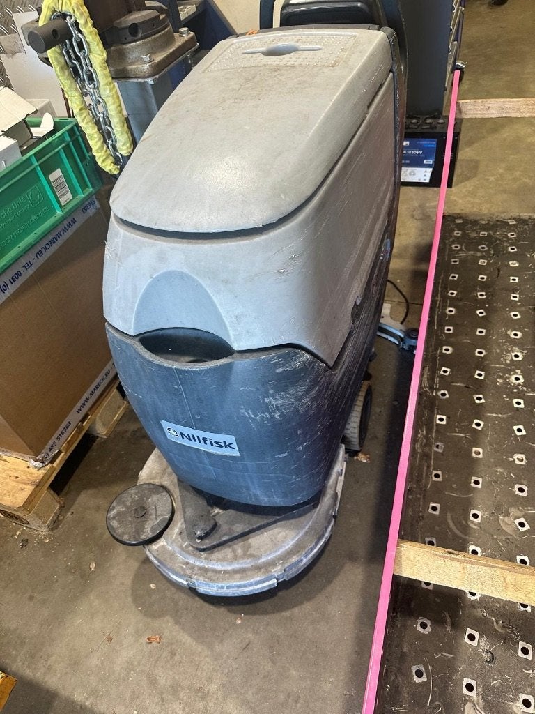 Schrobmachine Nilfisk bijna gratis!, Ophalen, Gebruikt, Schrobmachine
