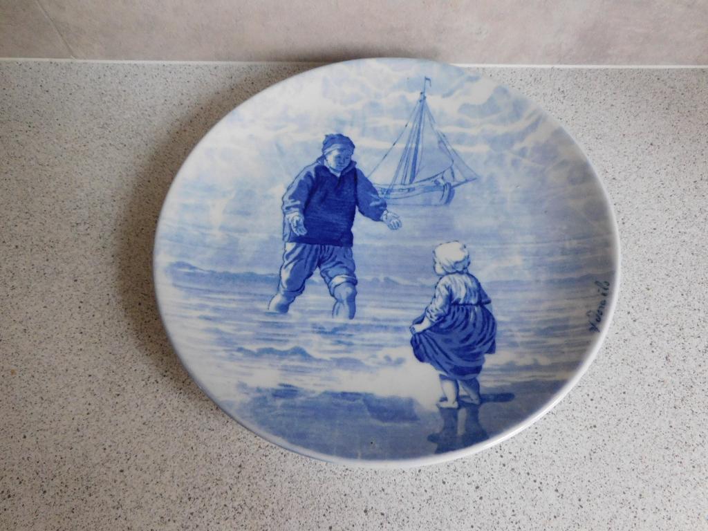 Wand bord 27 cm. Man Kind Zeilboot Jozef Israels, Antiek en Kunst, Ophalen of Verzenden