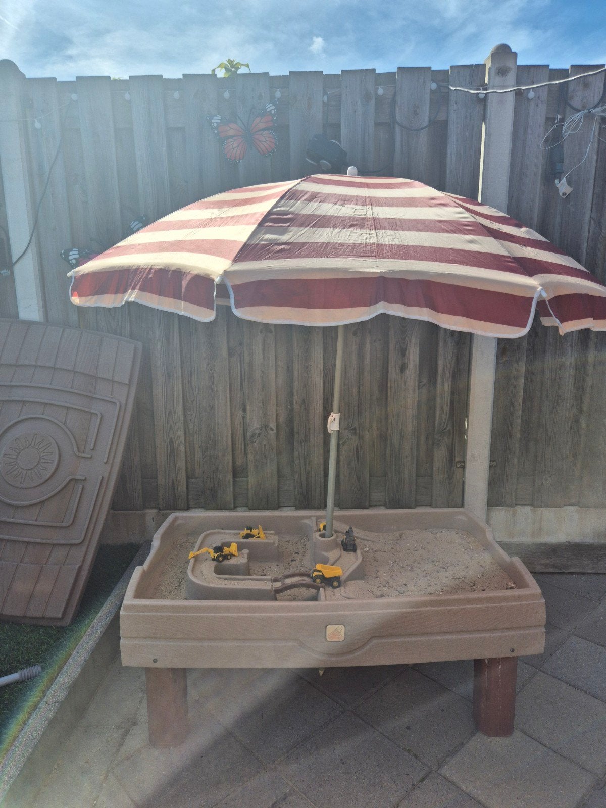 Een ruime zand-/watertafel met deksel en parasol, Ophalen, Gebruikt