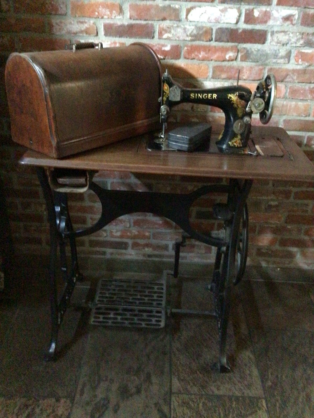 Antieke Singer trapnaaimachine met lange spoel, Ophalen