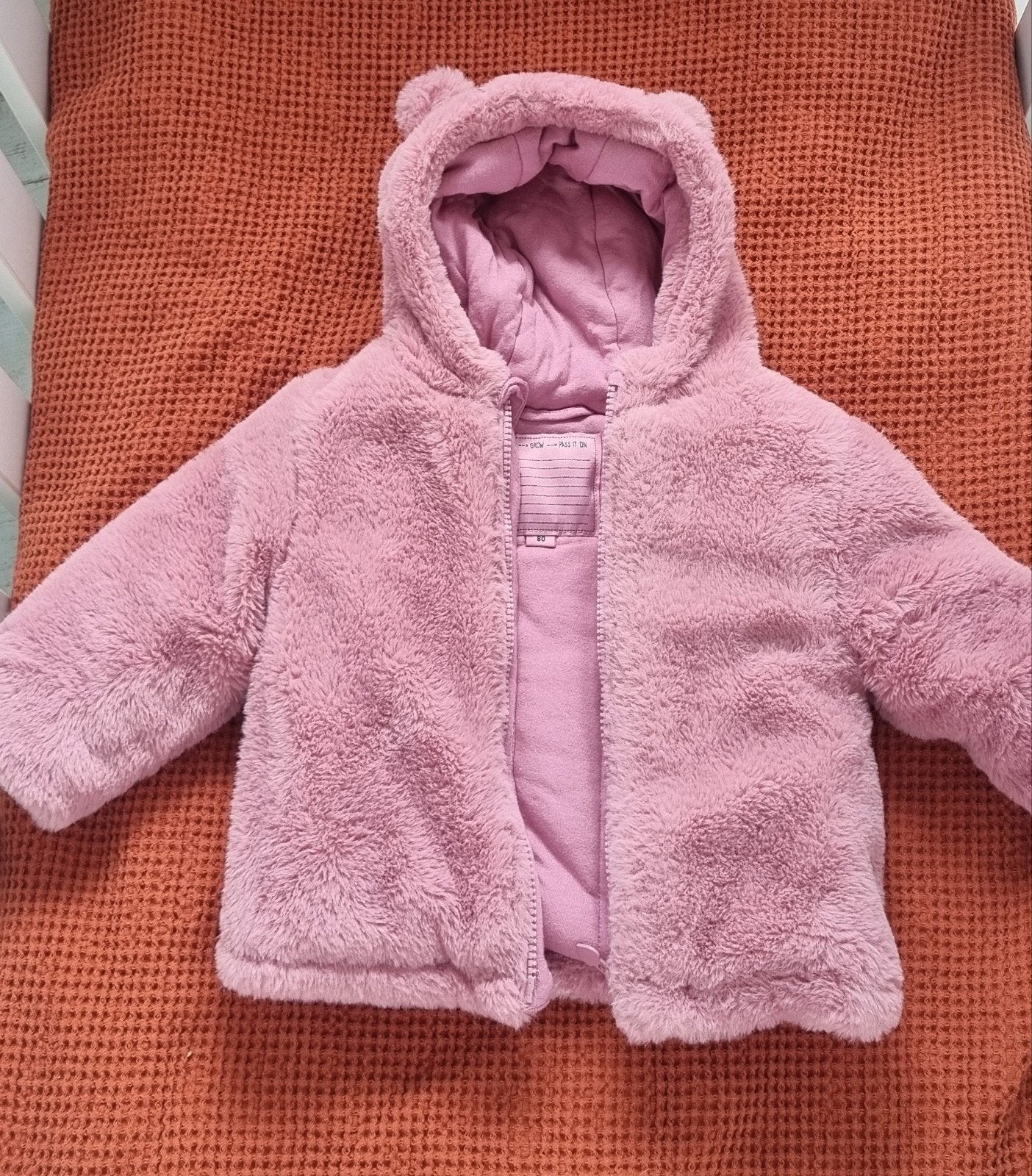 Zachte fake fur babyjas met capuchon., Ophalen, Meisje, Zo goed als nieuw, Jasje