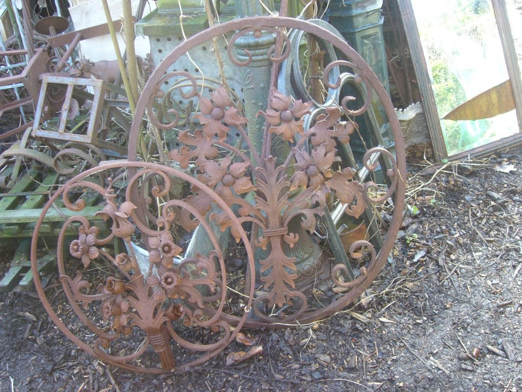 Sm. ijzer ornament m bloemen Mooi in hek of balustrade enz..