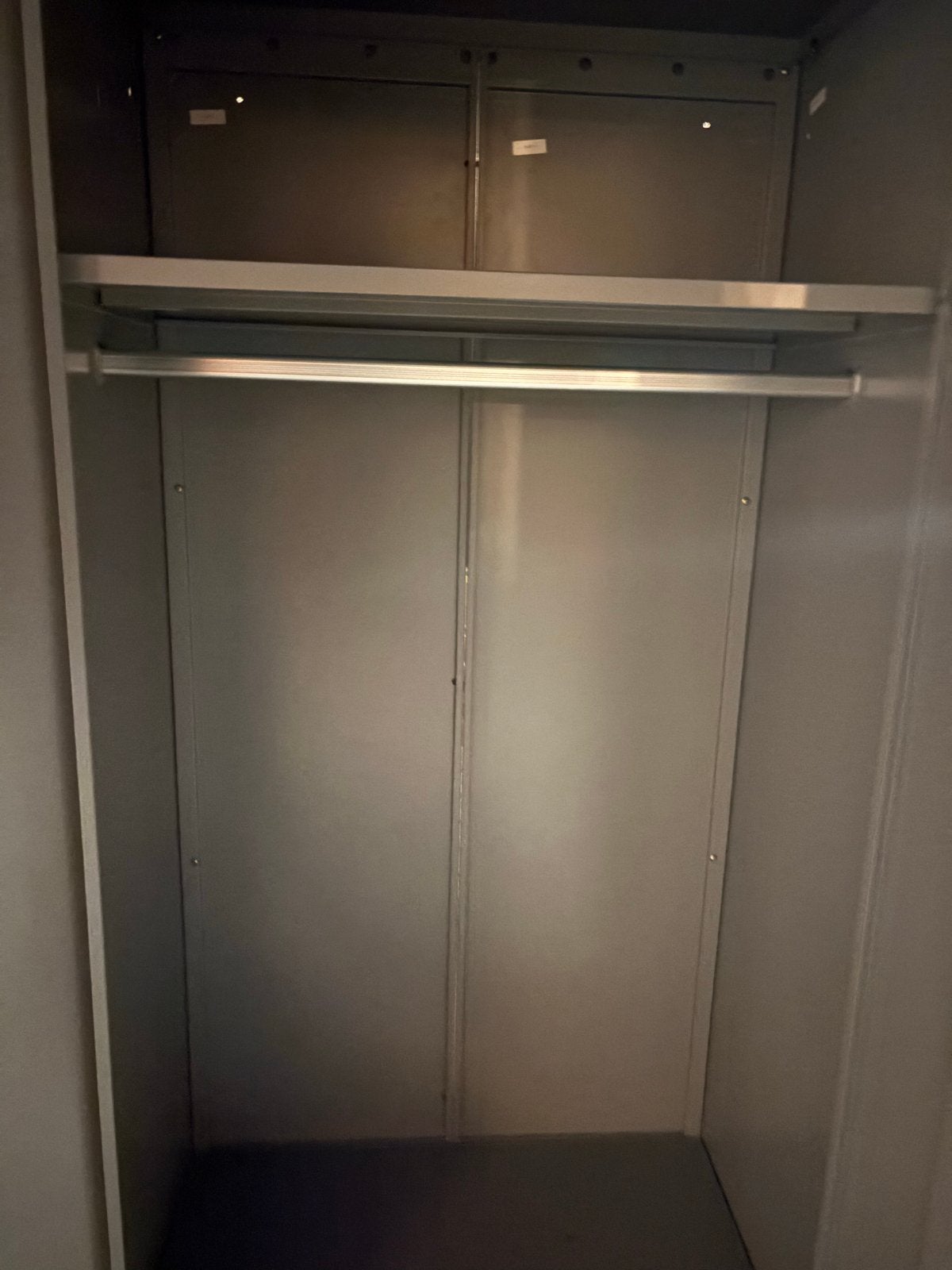 Metalen kledingkast met hangruimte en legplank, Huis en Inrichting, Ophalen, Gebruikt, 50 tot 100 cm, Metaal