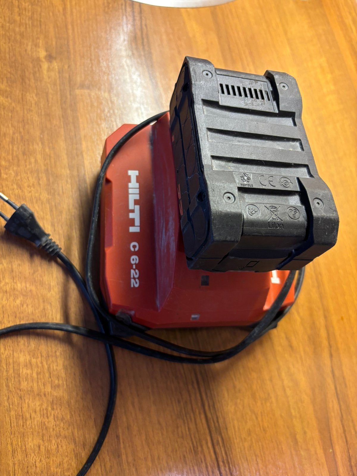 Hilti C-6-22 lader en accu, Doe-het-zelf en Verbouw, Gereedschap | Machine-onderdelen en Toebehoren, Ophalen of Verzenden, Zo goed als nieuw