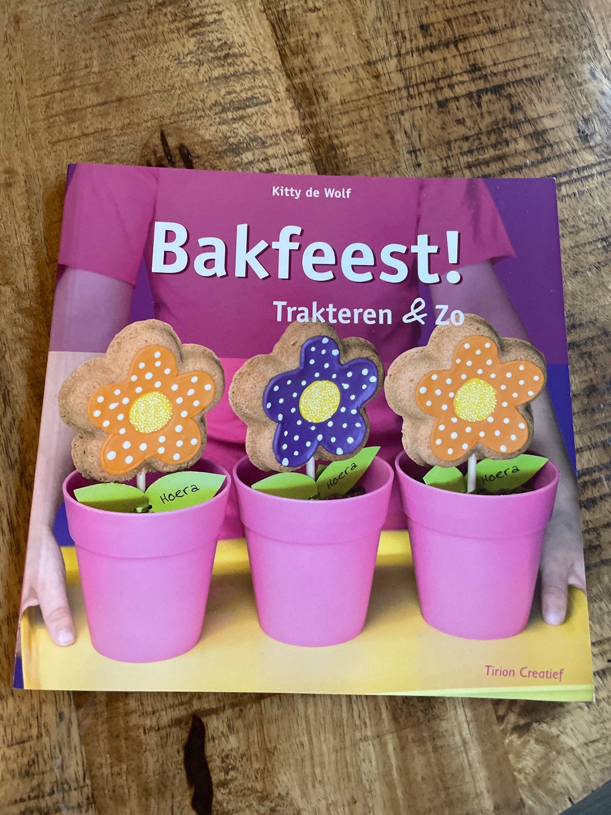 Bakfeest! Trakteren & Zo - Kitty de Wolf (Zo goed als nieuw), Ophalen of Verzenden, Zo goed als nieuw, Taart, Gebak en Desserts