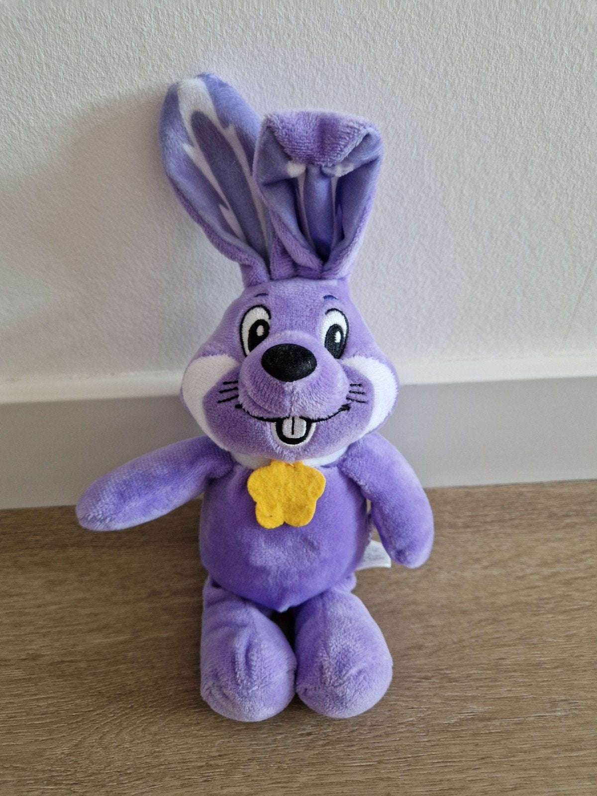 Knuffel haas konijn Milka paars geel 26 cm K8768, Ophalen of Verzenden, Zo goed als nieuw, Konijn