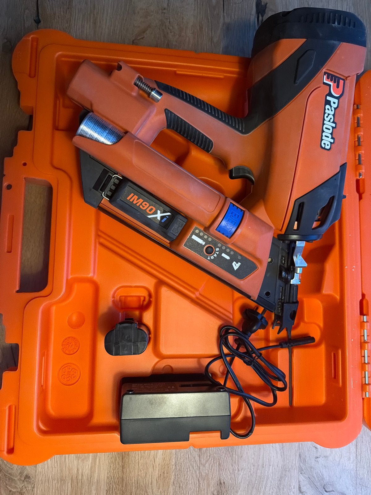 Paslode IM90Xi tacker met nagels en gaspatronen, Doe-het-zelf en Verbouw, Gereedschap | Handgereedschap, Ophalen of Verzenden