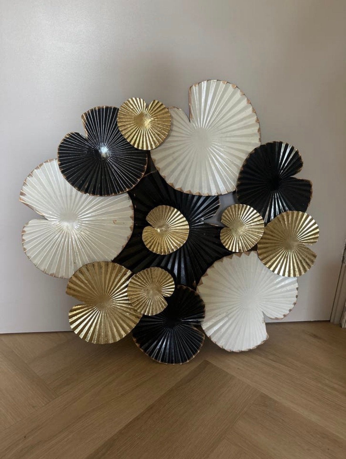 Prachtige wanddecoratie waterlelies zwart wit goud metaal, Huis en Inrichting, Woonaccessoires | Wanddecoraties, Ophalen, Metaal