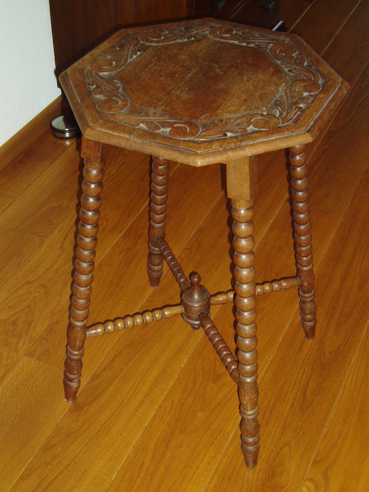 Antieke houten bijzettafel met gedraaide poten, Ophalen