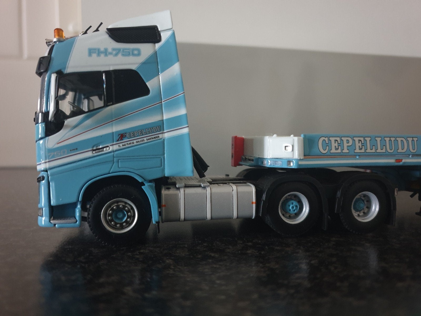 Wsi Volvo FH4 Cepelludo, Hobby en Vrije tijd, Modelauto's | 1:50, Ophalen of Verzenden, Zo goed als nieuw, Bus of Vrachtwagen