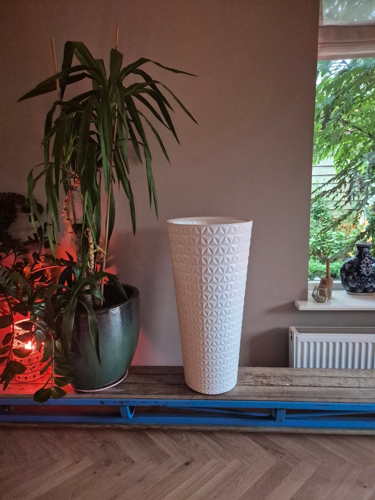 Hoge witte bloempot, inclusief binnenpot, Kunststof, Gebruikt, 70 cm of meer, Ophalen