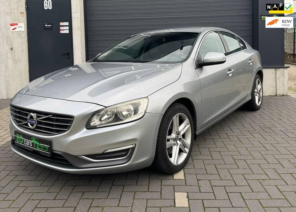 Volvo S60 1.6 D2 Momentum facelift nieuwe APK, Auto's, Voorwielaandrijving, Euro 5, Gebruikt, Zwart