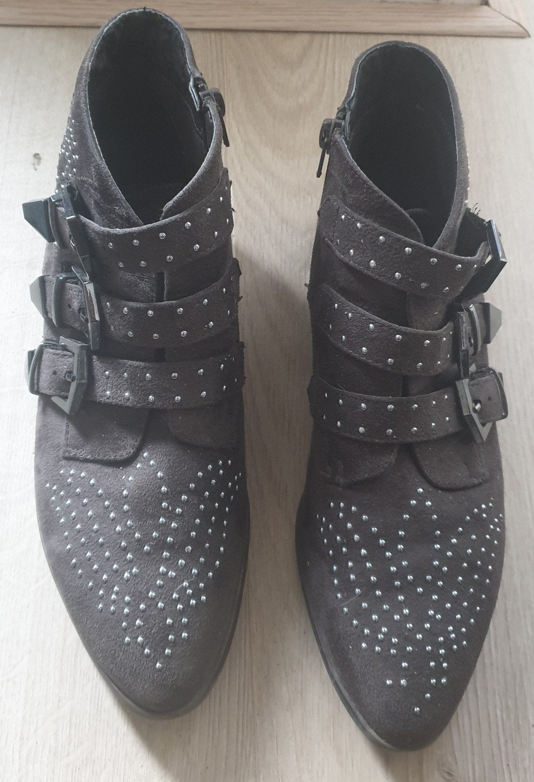 Enkellaarzen met studs en gespen - Zo goed als nieuw, Verzenden, Zo goed als nieuw, Bruin, Lage of Enkellaarzen