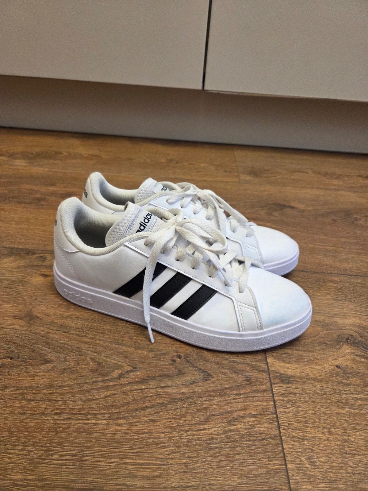 Adidas sneakers/gymschoenen - Wit met zwarte strepen, Ophalen, Adidas, Wit, Sneakers of Gympen