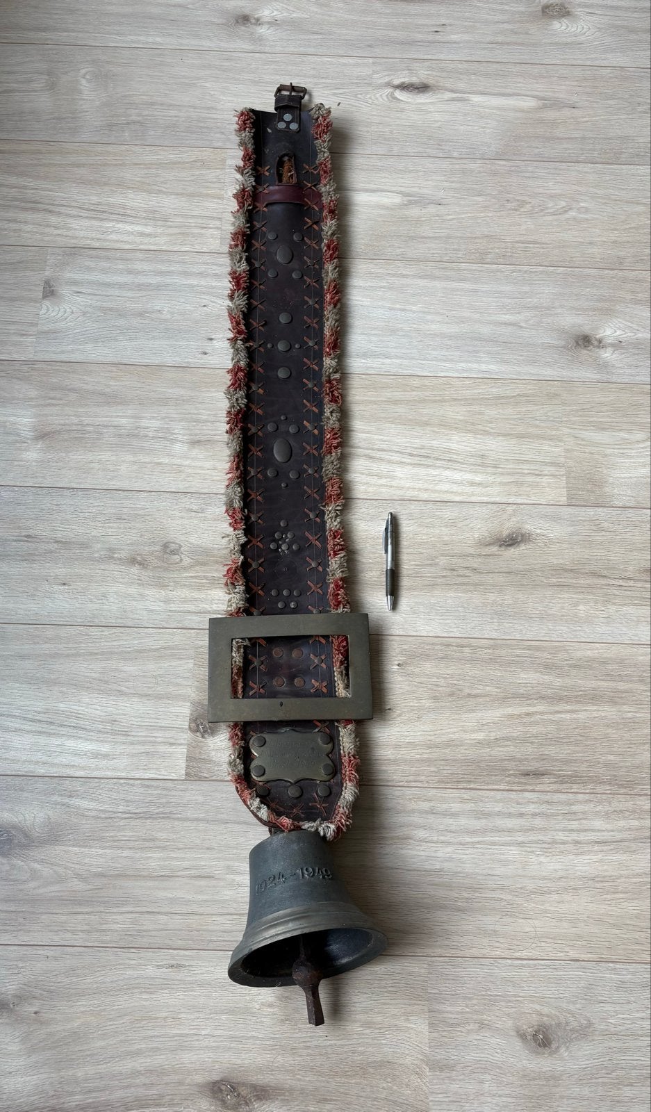 Antieke Oostenrijkse Koebel met Leren Band - 1924-1949, Ophalen