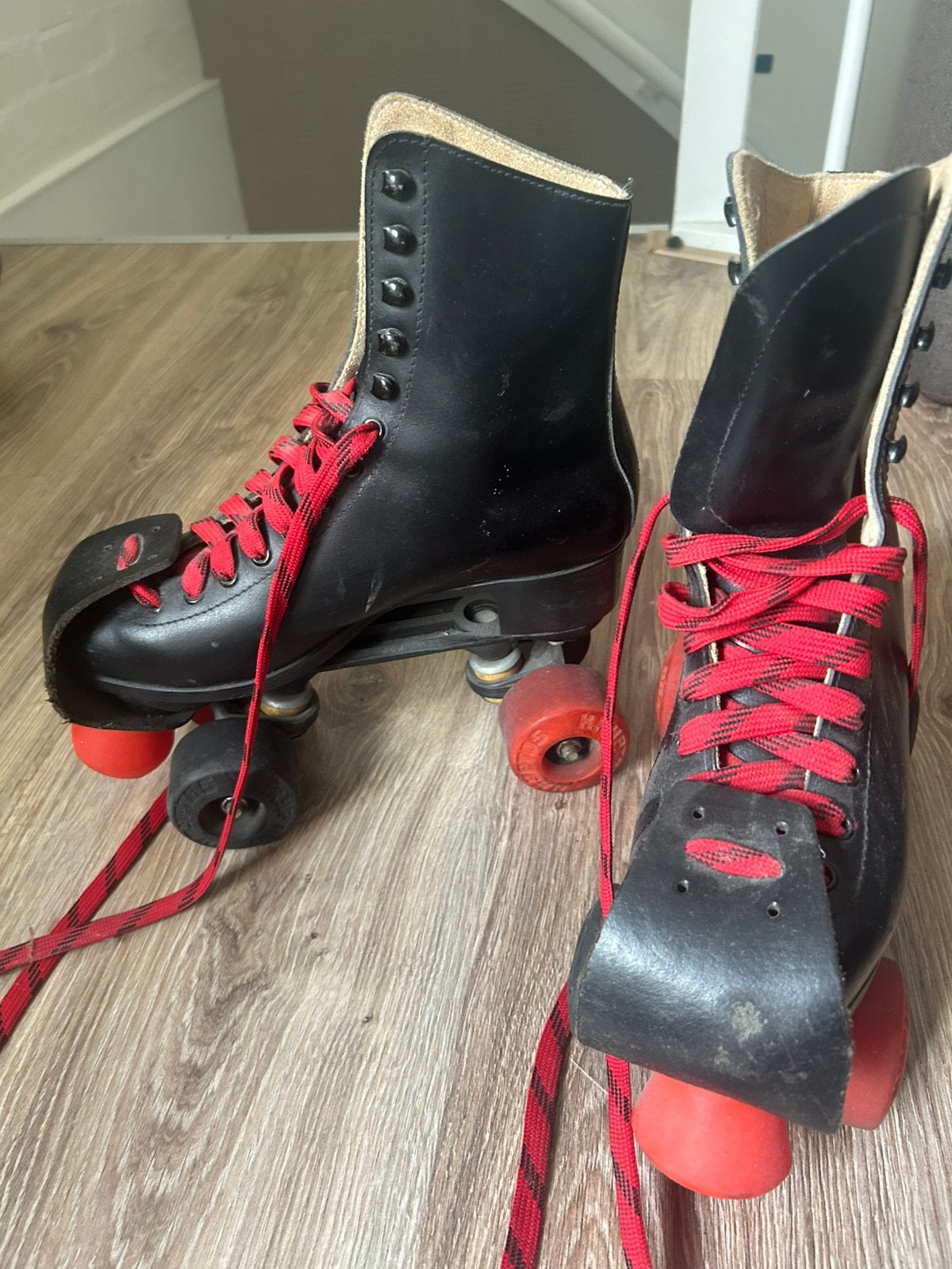 Vintage Zwarte Skates met Rode Veters maat 39, Ophalen, Gebruikt, Dames