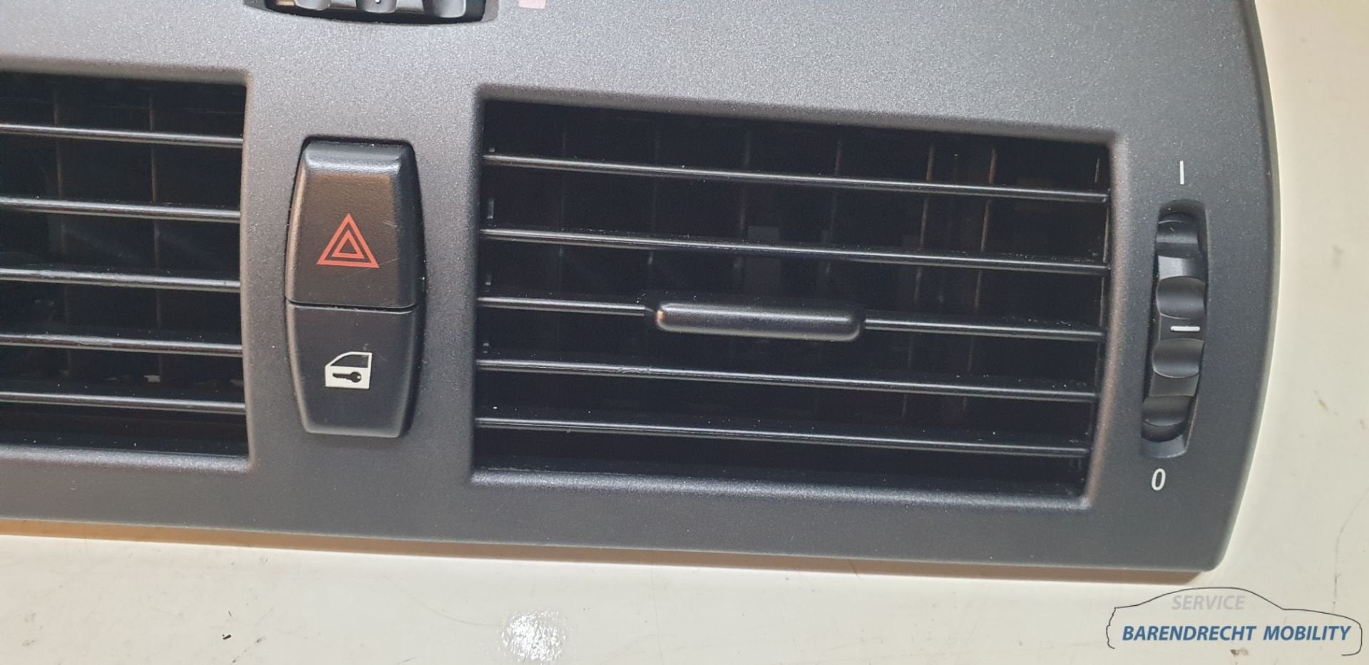 Luchtrooster BMW X3 E83 midden origineel gebruikt 2003 / 201, Petuelring 130
80788  Munich, DE, Gebruikt, Info@bmw.de, Ophalen of Verzenden