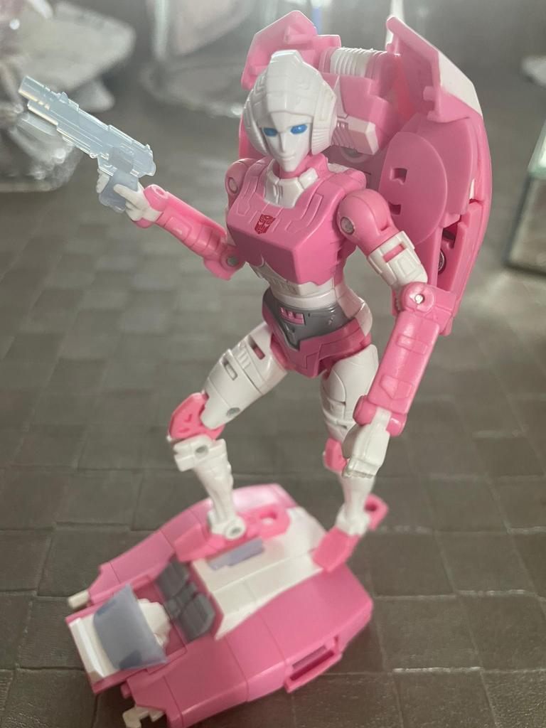 Transformers Kingdom/Earthrise deluxe class Arcee, Verzamelen, Transformers, Overige generaties, Ophalen, Zo goed als nieuw, Autobots