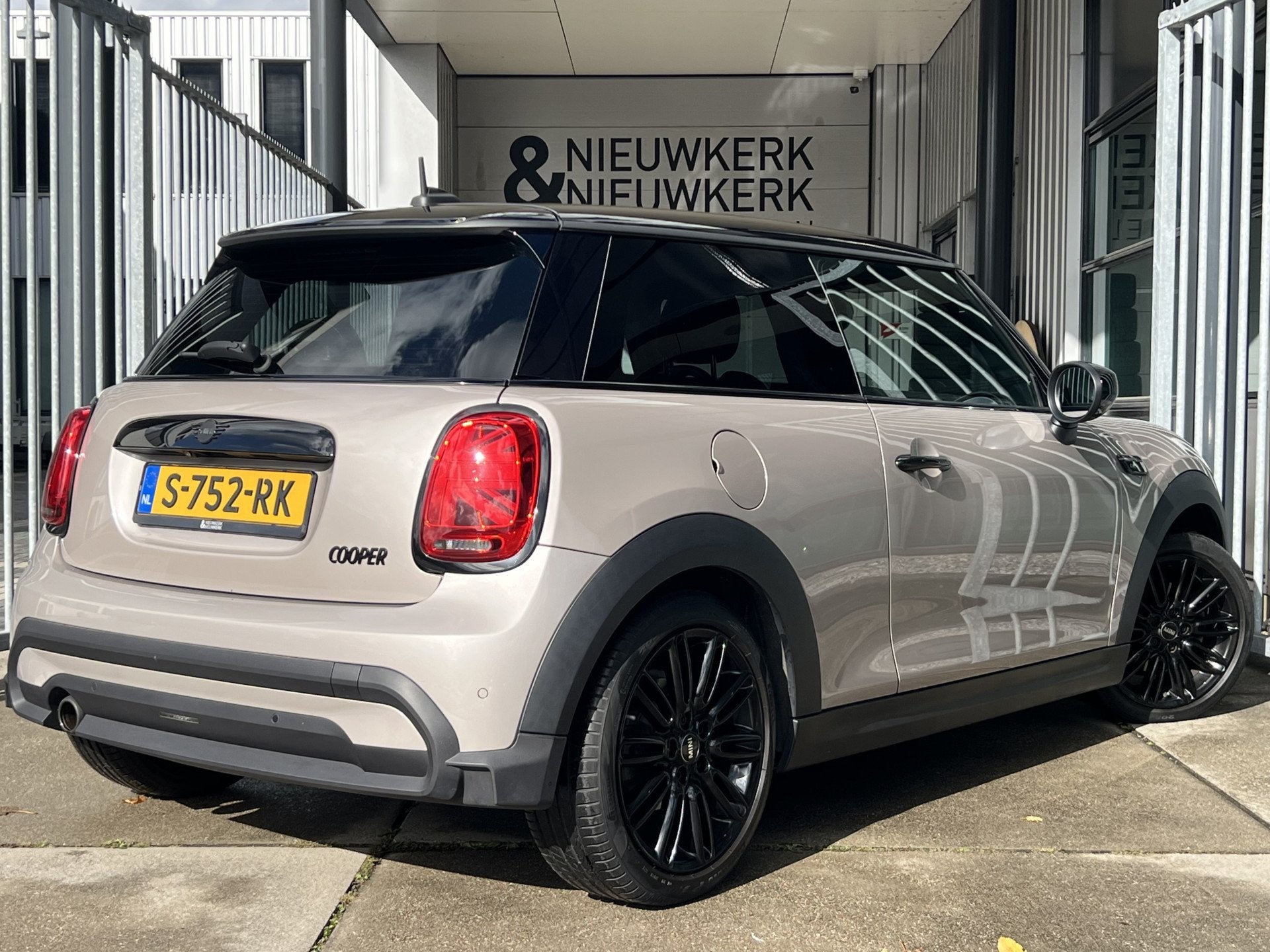 MINI 3-deurs 1.5 Cooper Camden Go Edition | AUTOMAAT | LEDER, Auto's, 136 pk, Gebruikt, Met garantie (alle), 4 stoelen