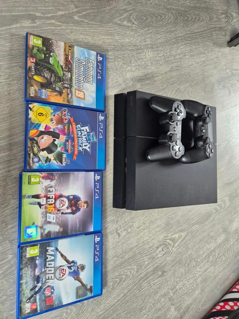 PlayStation 4 met 2 controllers en 4 games, Spelcomputers en Games, Games | Sony PlayStation 4, Ophalen, Gebruikt, Overige genres