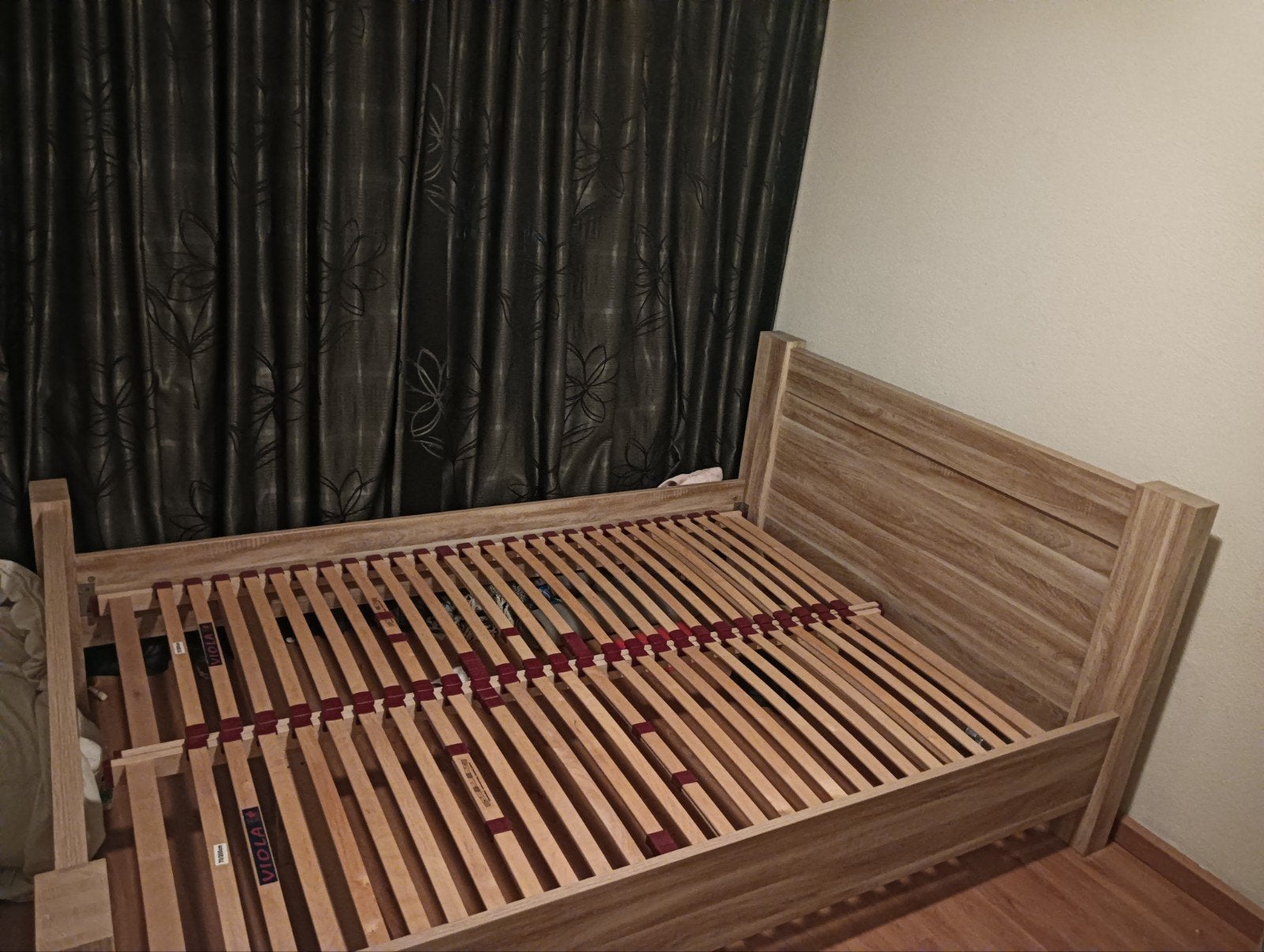 Foto 2 van bed met nachtkastje