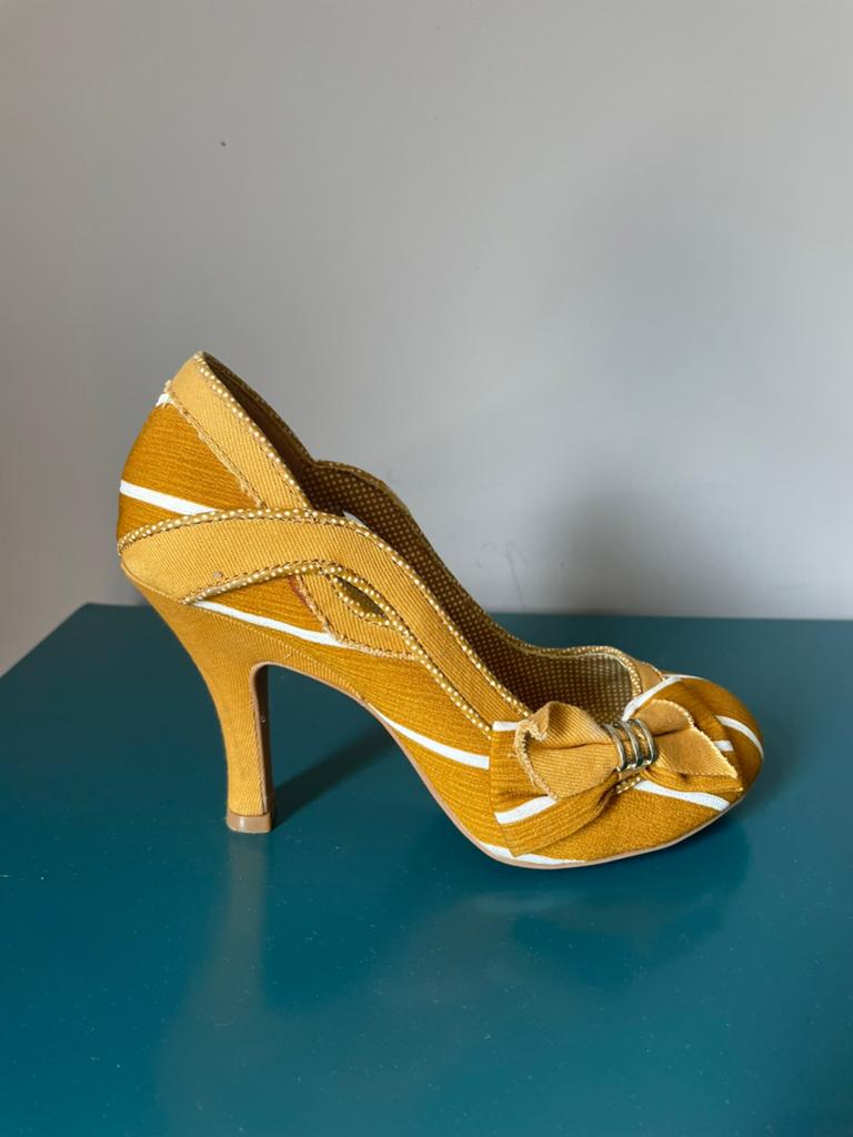Vintage Pumps Ruby Shoo okergeel maat 37, Kleding | Dames, Schoenen, Ophalen, Zo goed als nieuw, Geel