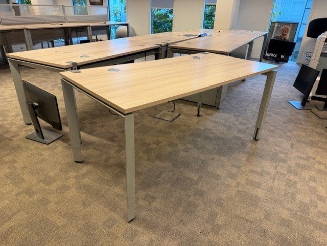 Instelbaar Steelcase bureau 160x80 cm–Kabelgoot–€79/st,120st