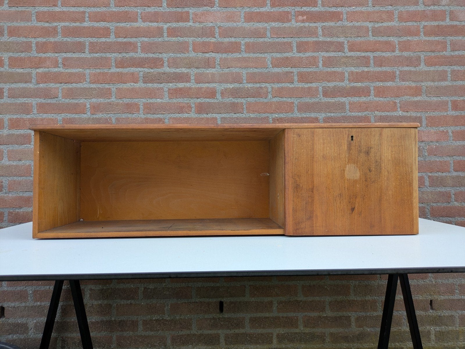 Foto 2 van vintage wandkast wandmeubel met klep opknapper retro