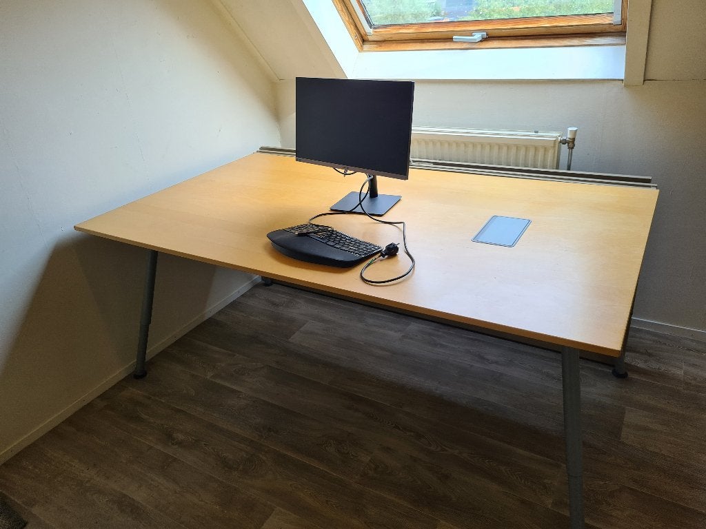 Grote en stevig houten bureau op metalen poten, Ophalen, Gebruikt, In hoogte verstelbaar, Hout