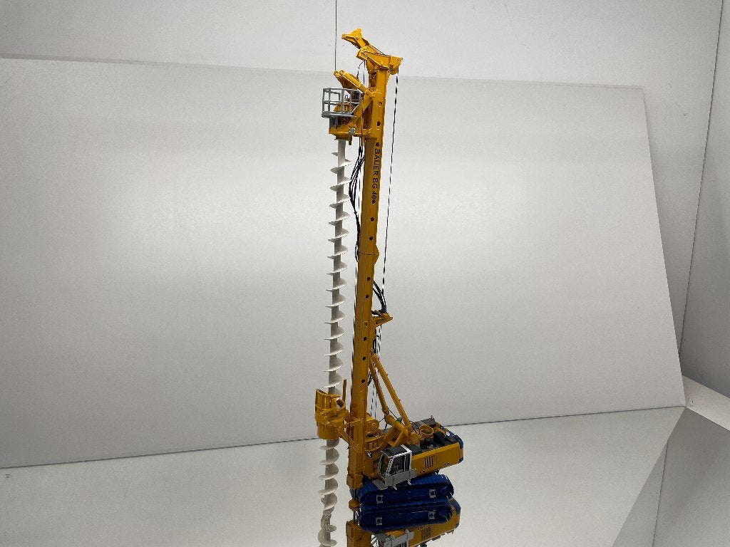 BRAMI 25009 BAUER BG-40 ROTARY DRILLING RIG MODEL 1:50, Hobby en Vrije tijd, Overige typen, Zo goed als nieuw, 8124AD Wesepe, Info@dinkytoysinkoop.nl