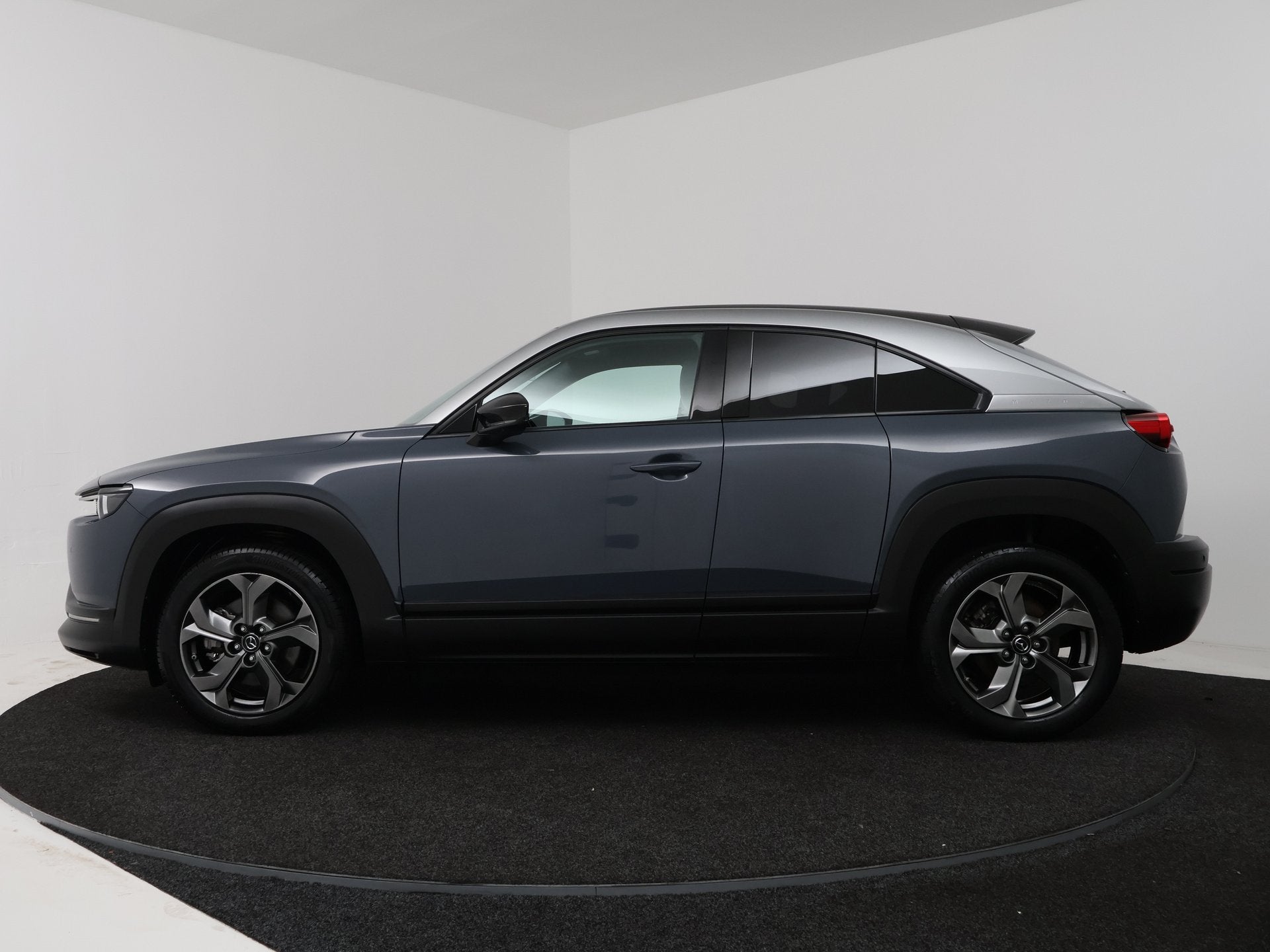 Mazda MX-30 e-SkyActiv 145 First Edition 36 kWh | Stoelgeheu, Auto's, Mazda, Gebruikt, 35 kWh, Leder en Stof, 322 min
