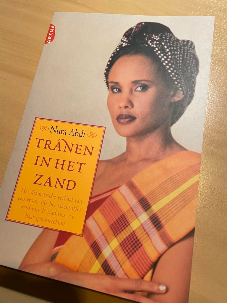Tranen in het Zand - Nura Abdi (Paperback), Ophalen of Verzenden, Gelezen, Nederland