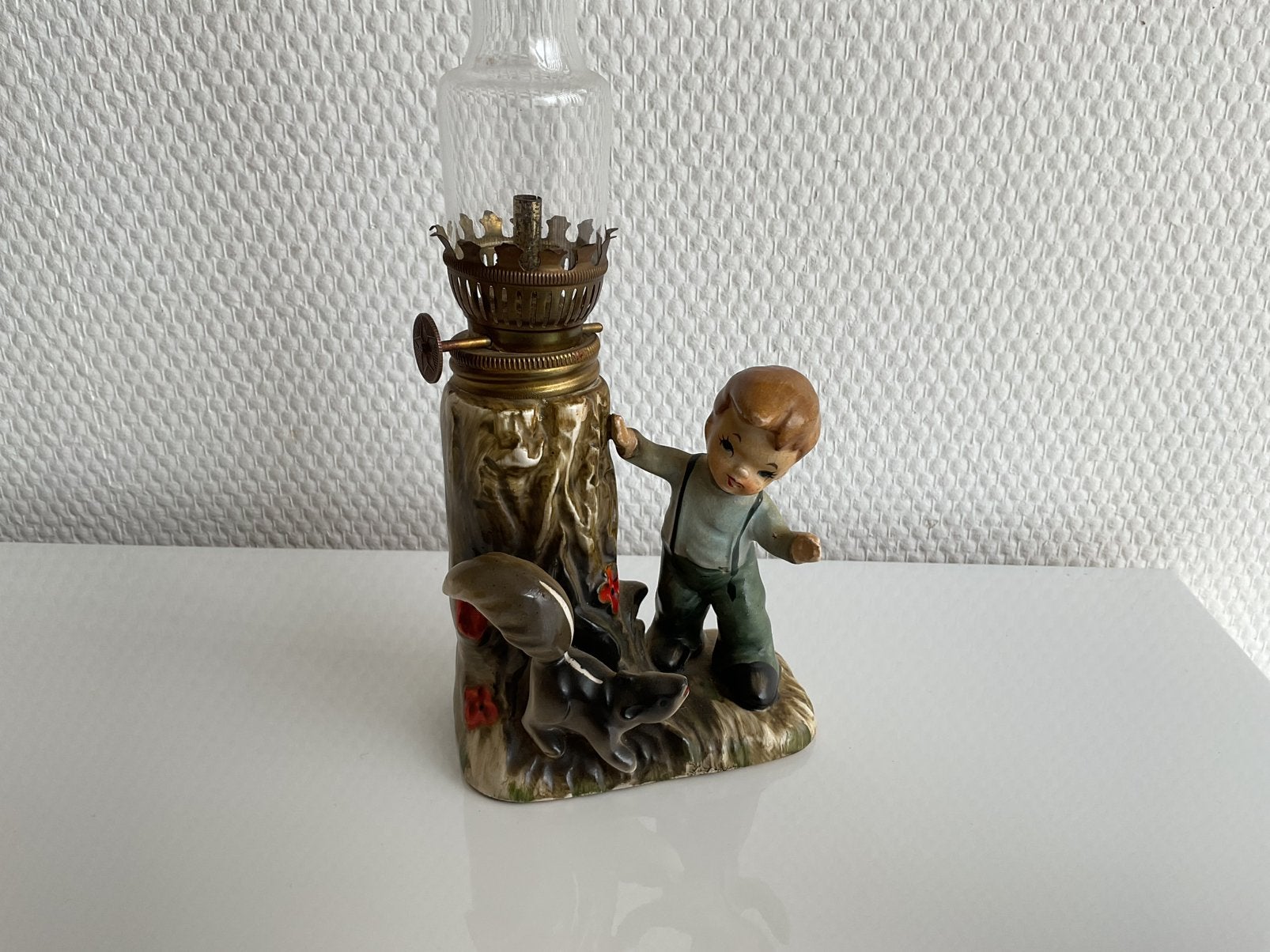 Oud olielampje beeldje jongen met eekhoorn, Antiek en Kunst, Ophalen of Verzenden
