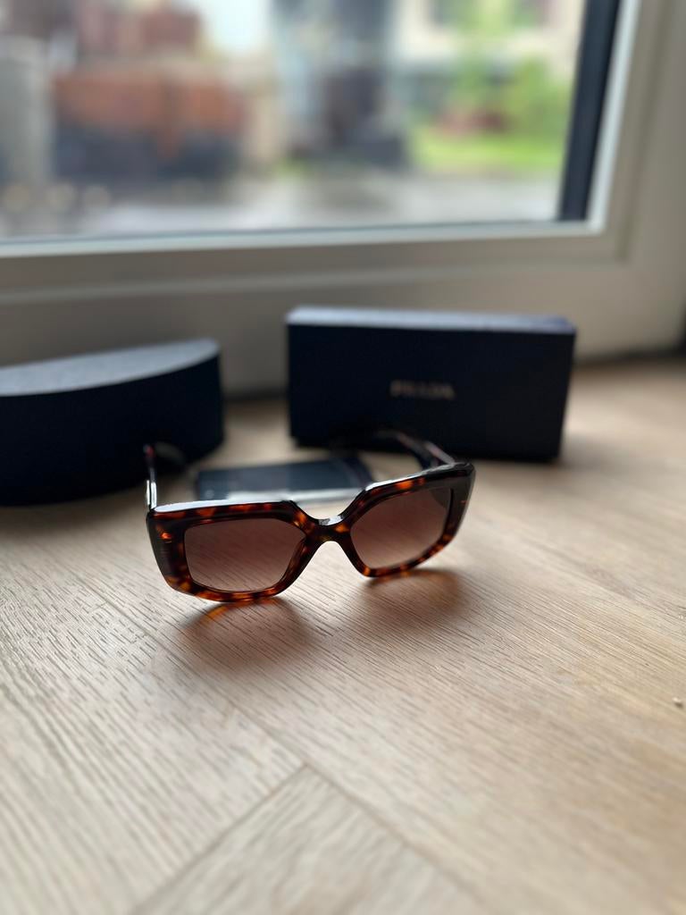 Prada Symbole SPR14Z - Zonnebril / Compleet / Als nieuw, Zonnebril, Ophalen of Verzenden, Zo goed als nieuw, Prada